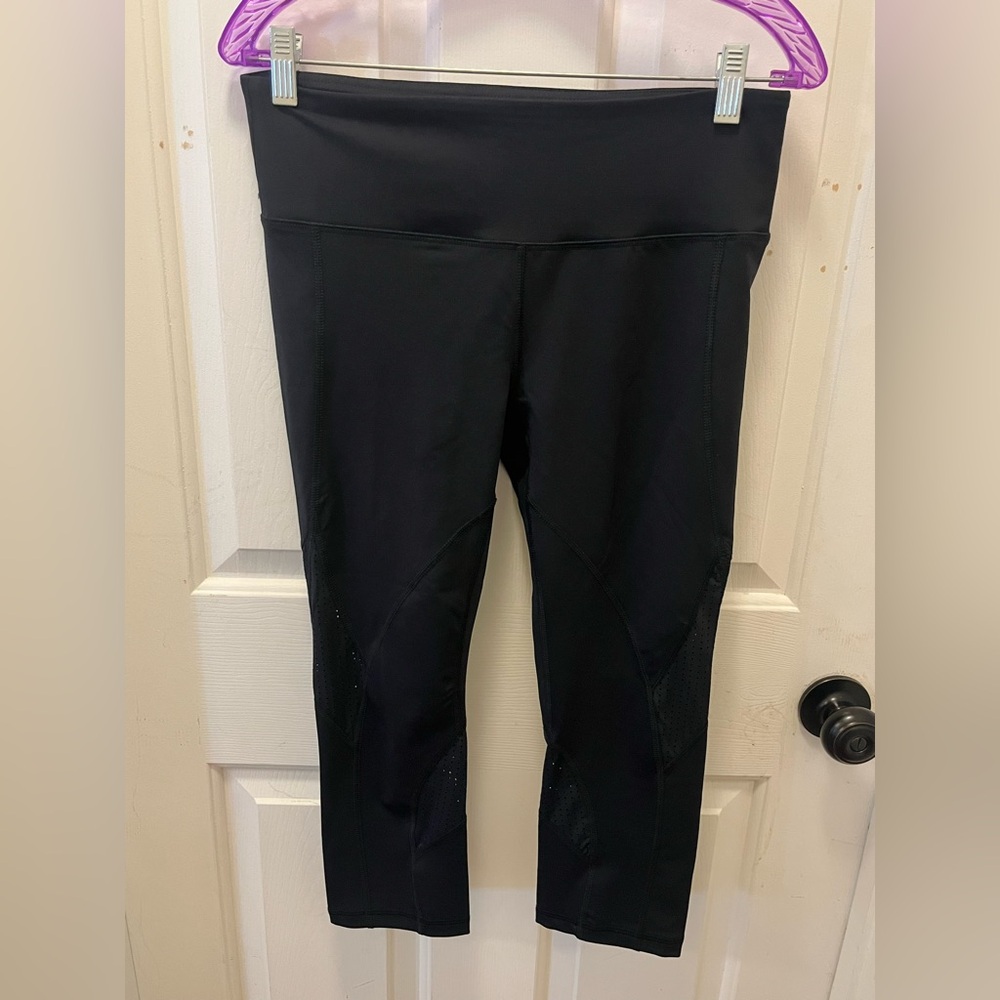 NWOT Shape Cropped Leggings - Black - Sz Medium